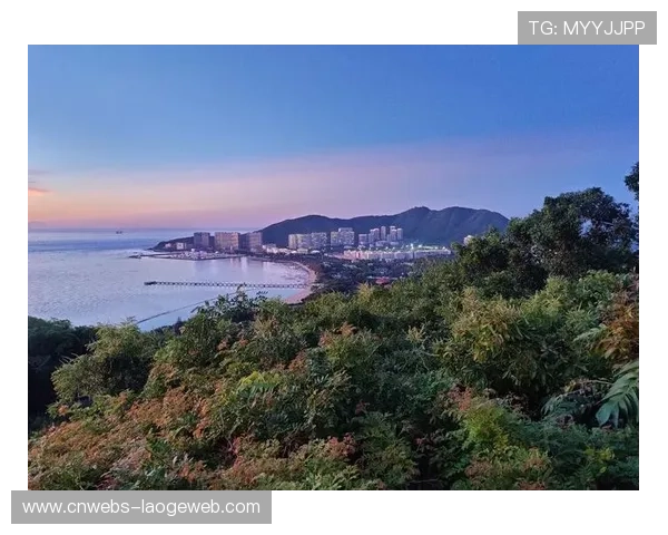 鹿回头半山观景台远眺三亚湾碧海蓝天尽收眼底美景如画